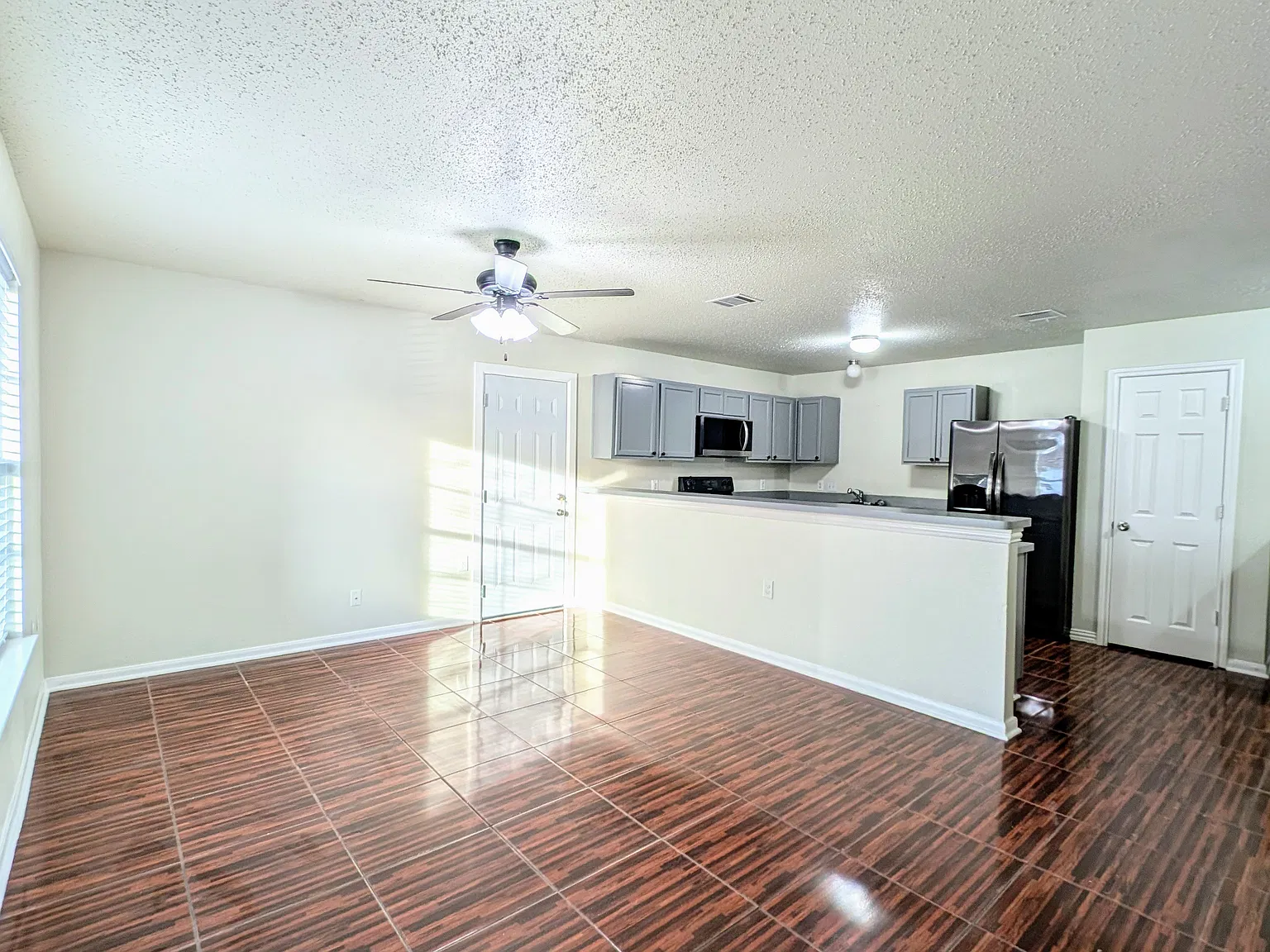4 bed, 1483 sqft, $2,350 — Photo 3