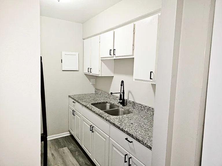 Avery Apartments — Photo 13