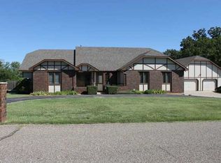 302 Cedar Lane Dr, Winfield, KS 67156