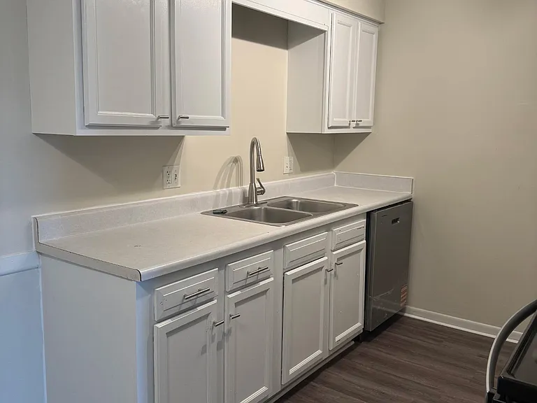 Grover Square Apartments — Photo 5