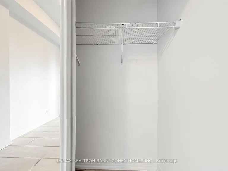 400 King St W #823 — Photo 30