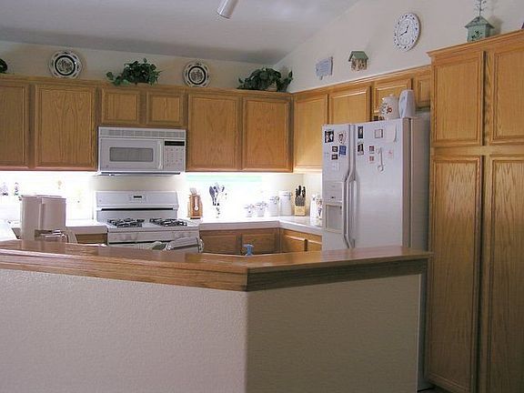 Kitchen w/island & CT floors