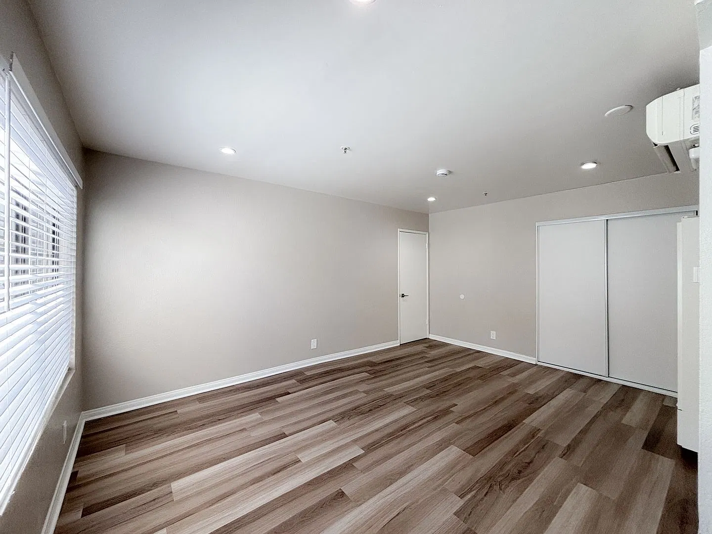 12914 Doty Ave — Photo 4