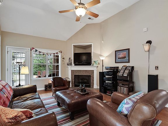 3rd image of 4654 Fairmont Dr