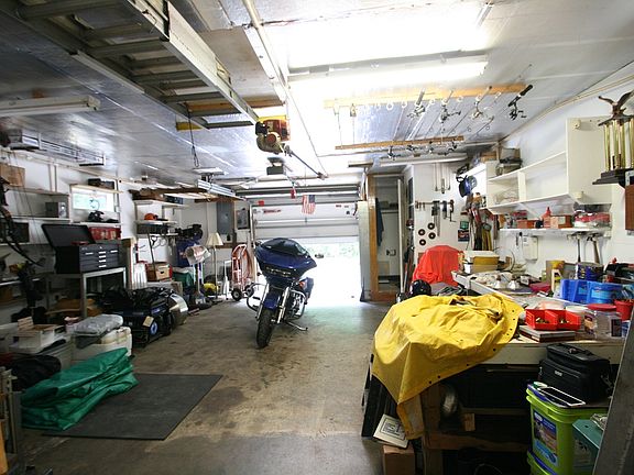 Huge Garage w A/C