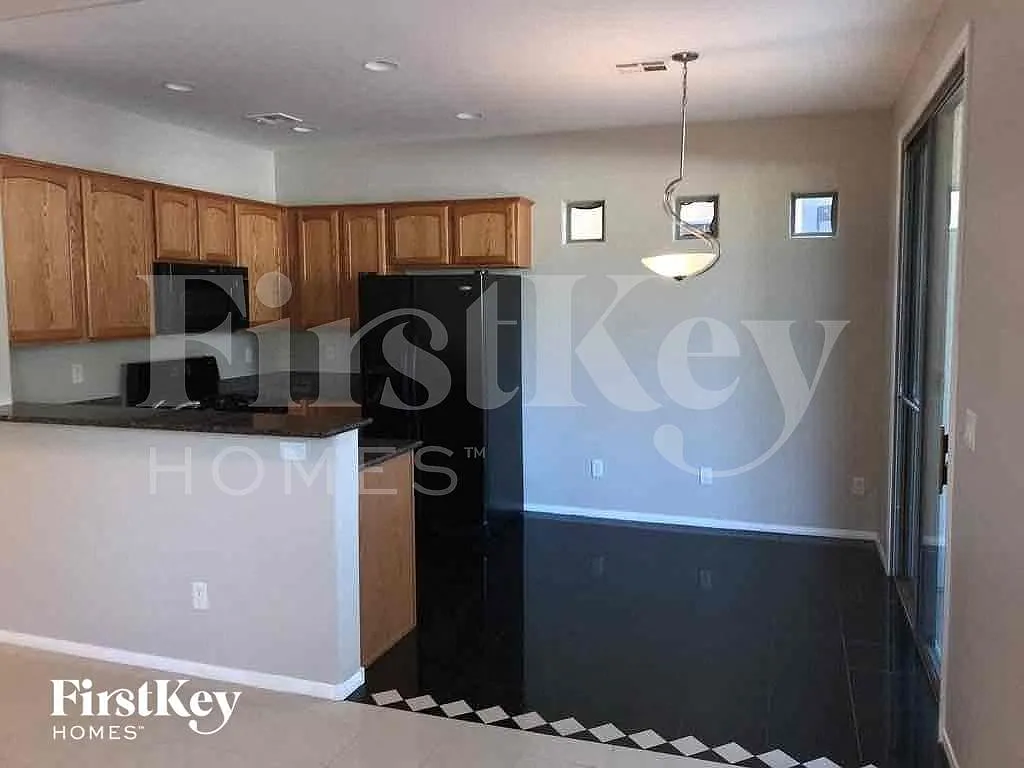 4 bed, 3.0 bath, 1528 sqft, $2,435 — Photo 4