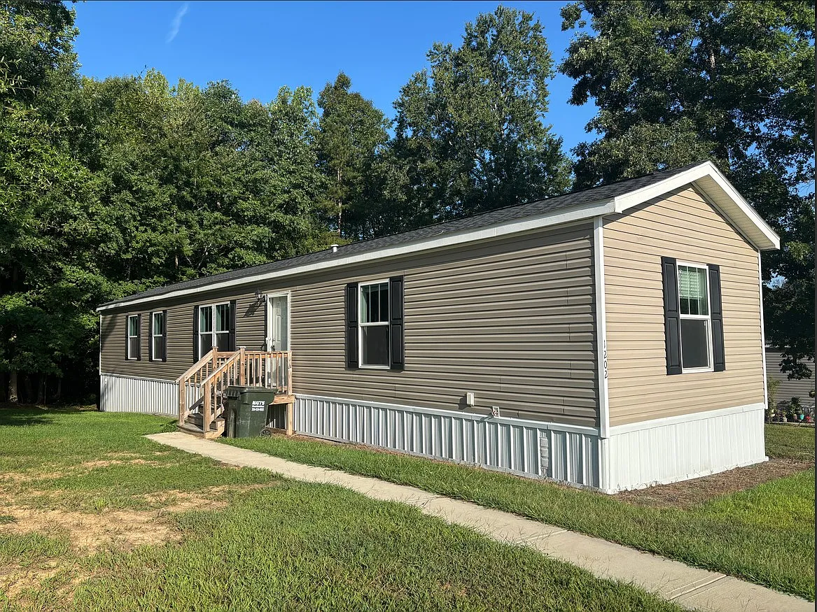 3 bed, 1140 sqft, $1,200 — Photo 1