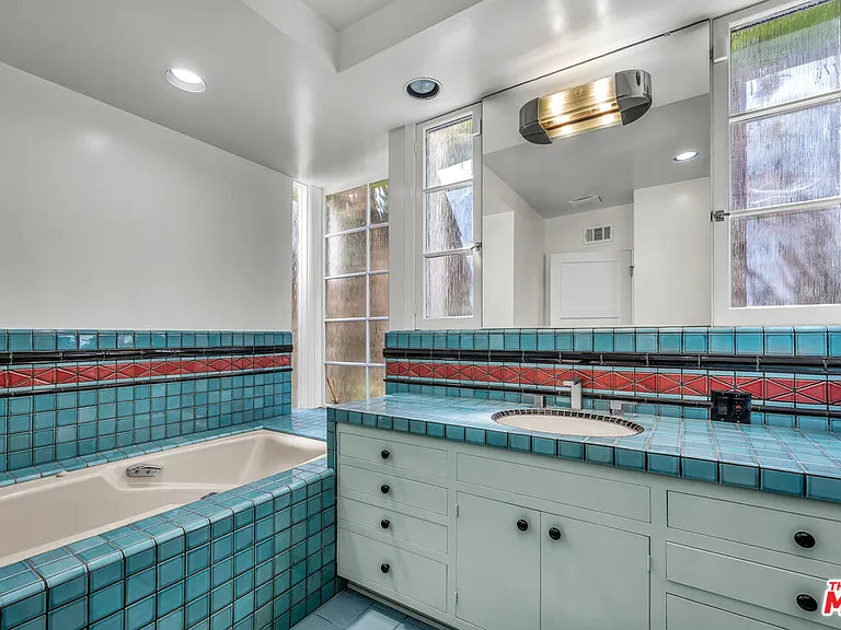 1521 Midvale Ave — Photo 12