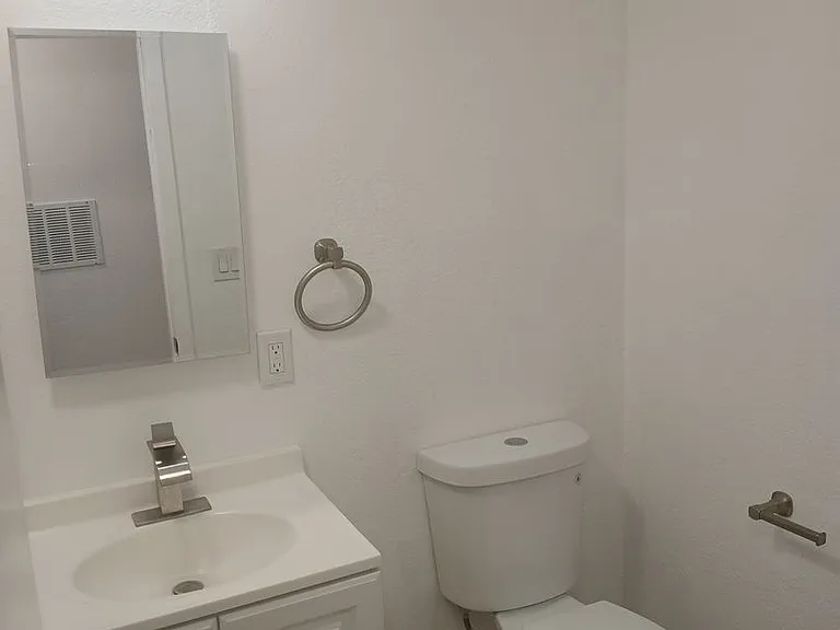 610 E Hyde Park Blvd — Photo 5