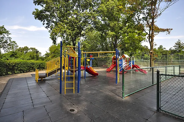 Sold by Re/Max In The City | media 30