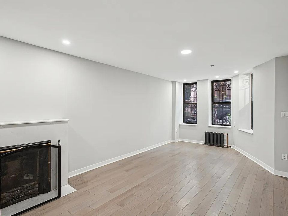 1st image of 16 W 122nd St