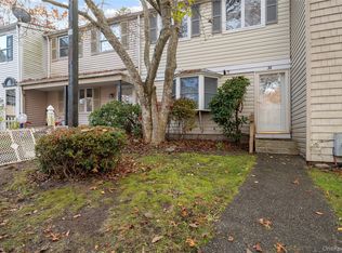 34 Wooded Way, Calverton, NY 11933