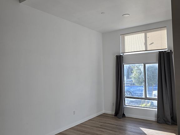 5th image of 2400 17th Ave #9