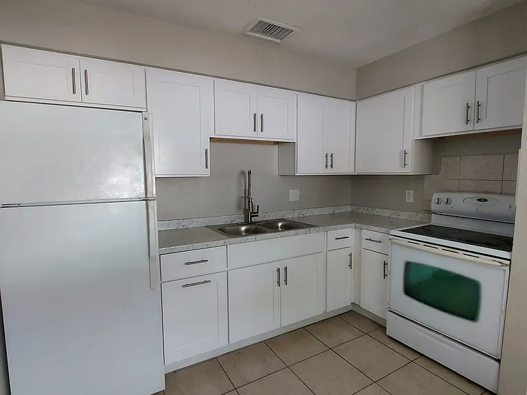 2119 Hanson St — Photo 1