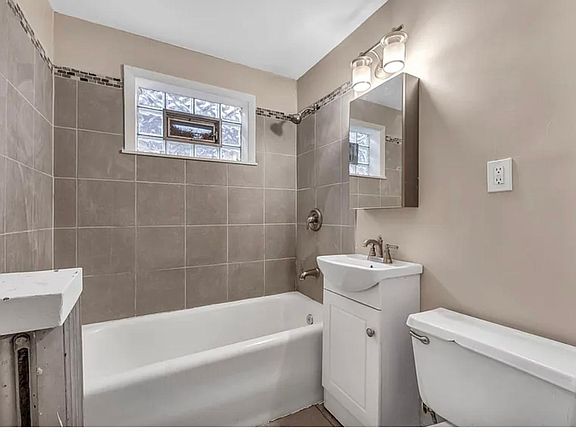 4th image of 7225 S Talman Ave #1