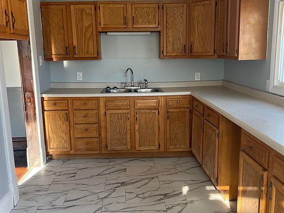 5th image of 110 Woodlawn Pl