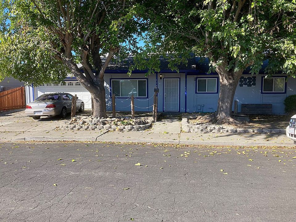1st image of 220 Long St