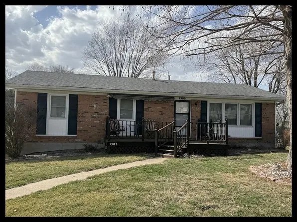 1305 Englewood Dr, Macon, MO 63552