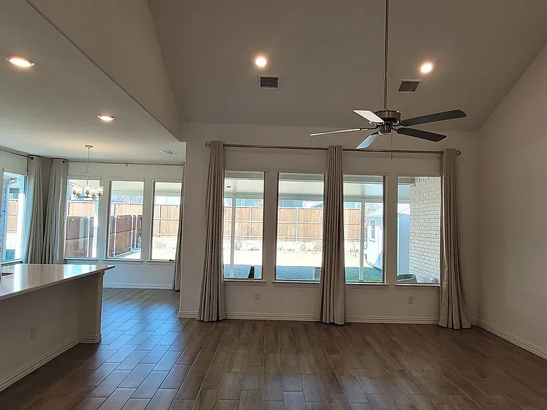 913 Rosebay Dr — Photo 7