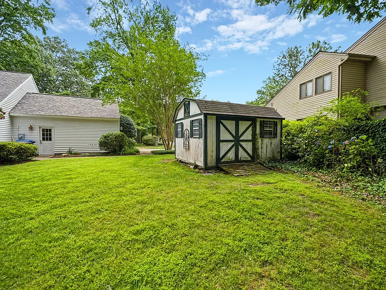 1044 Commodore Dr — Photo 44