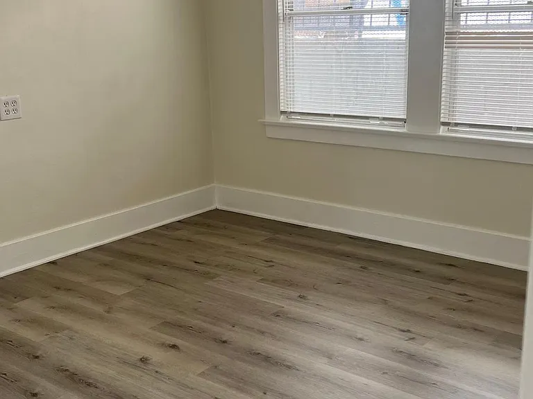 1116 Irving Ave — Photo 2