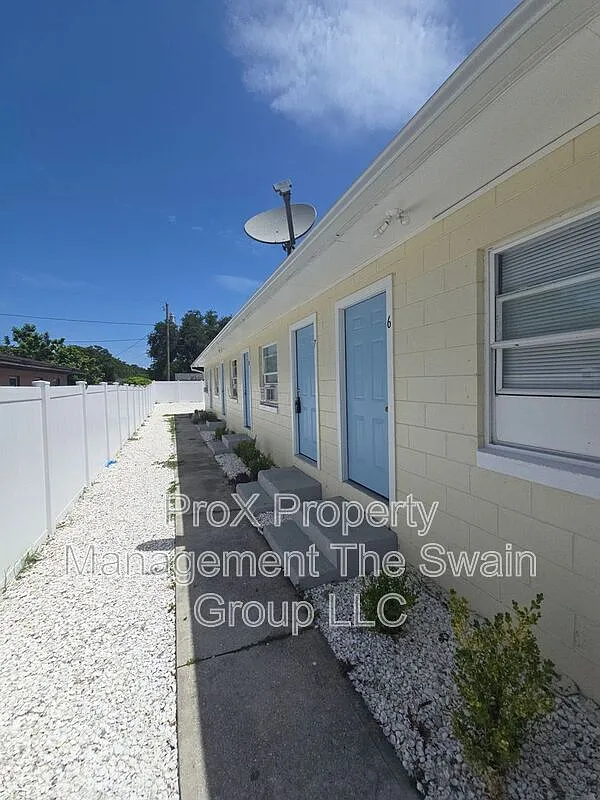 218 Florida Ave — Photo 1