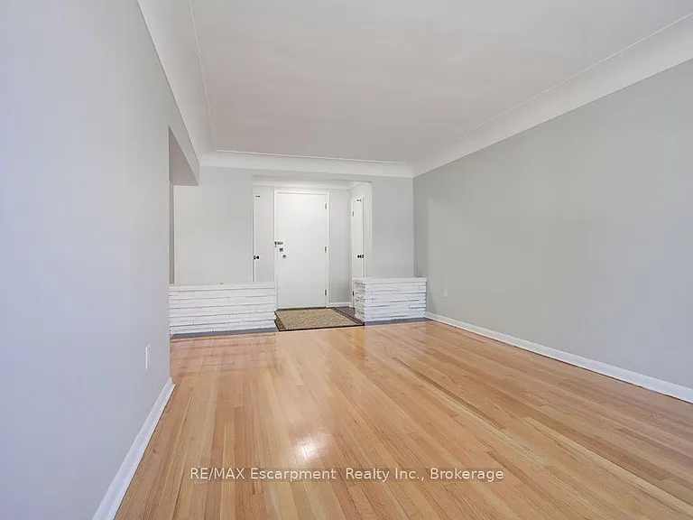 830 Robinson St #102 — Photo 25