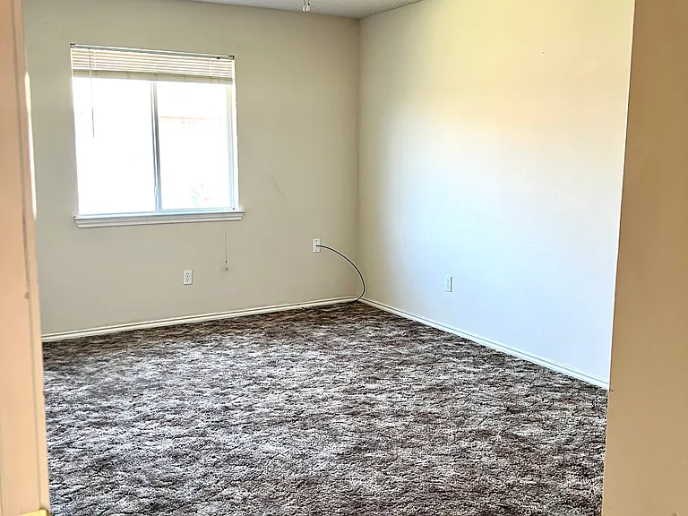 Spacious 2nd bedroom, perfect for an office, spare bedroom for parents or a room mate.