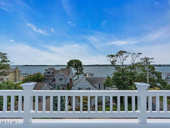 4th image of 724 Bay Avenue