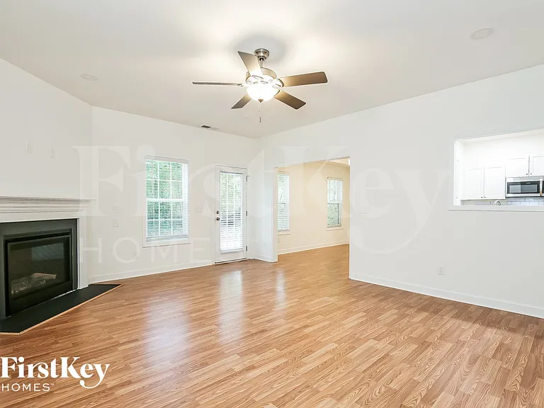 1814 Yarbrough Dr — Photo 4