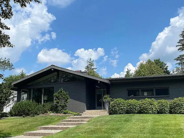2635 Oakwood Dr SE, East Grand Rapids, MI 49506