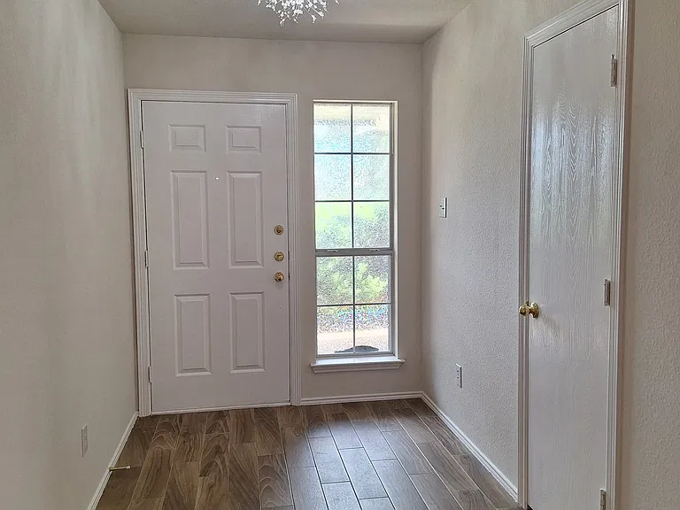 208 Iris Ln — Photo 2