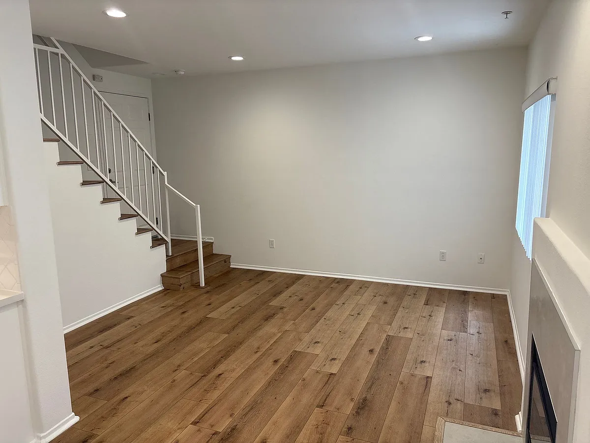 Building Photo - 10944 Rose Ave #6