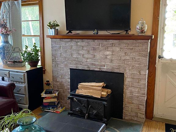 4th image of 146 Maple Ave