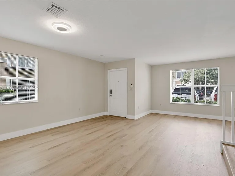 3031 SW 129th Ter — Photo 3