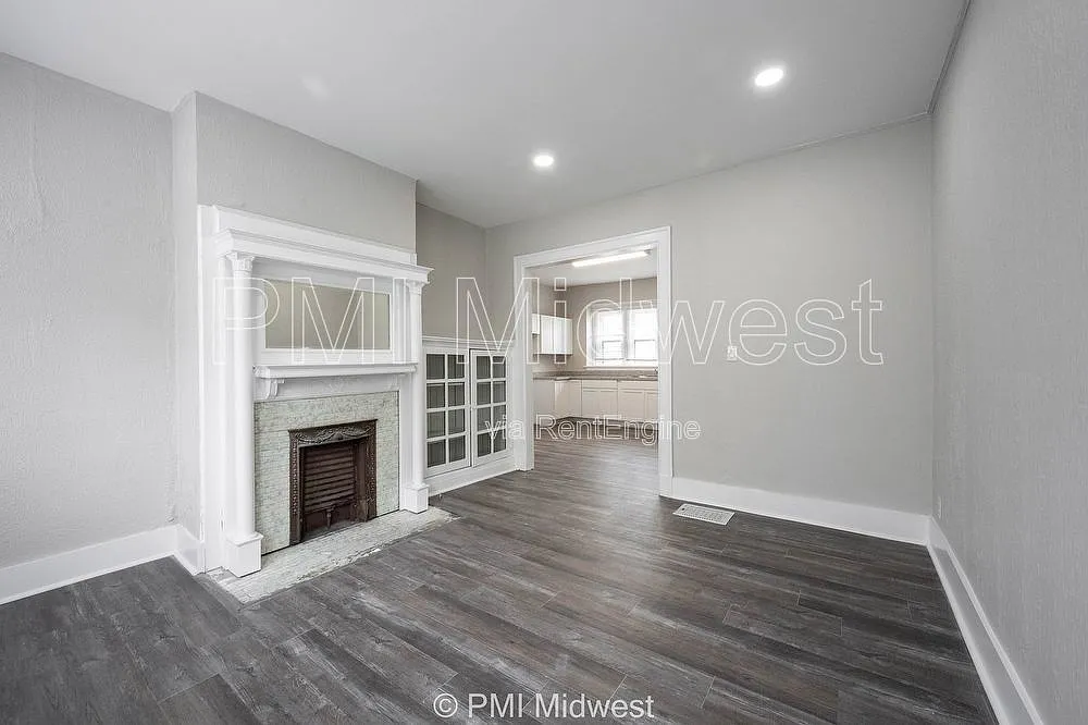 2 bed, 1.0 bath, 1132 sqft, $1,049 — Photo 3