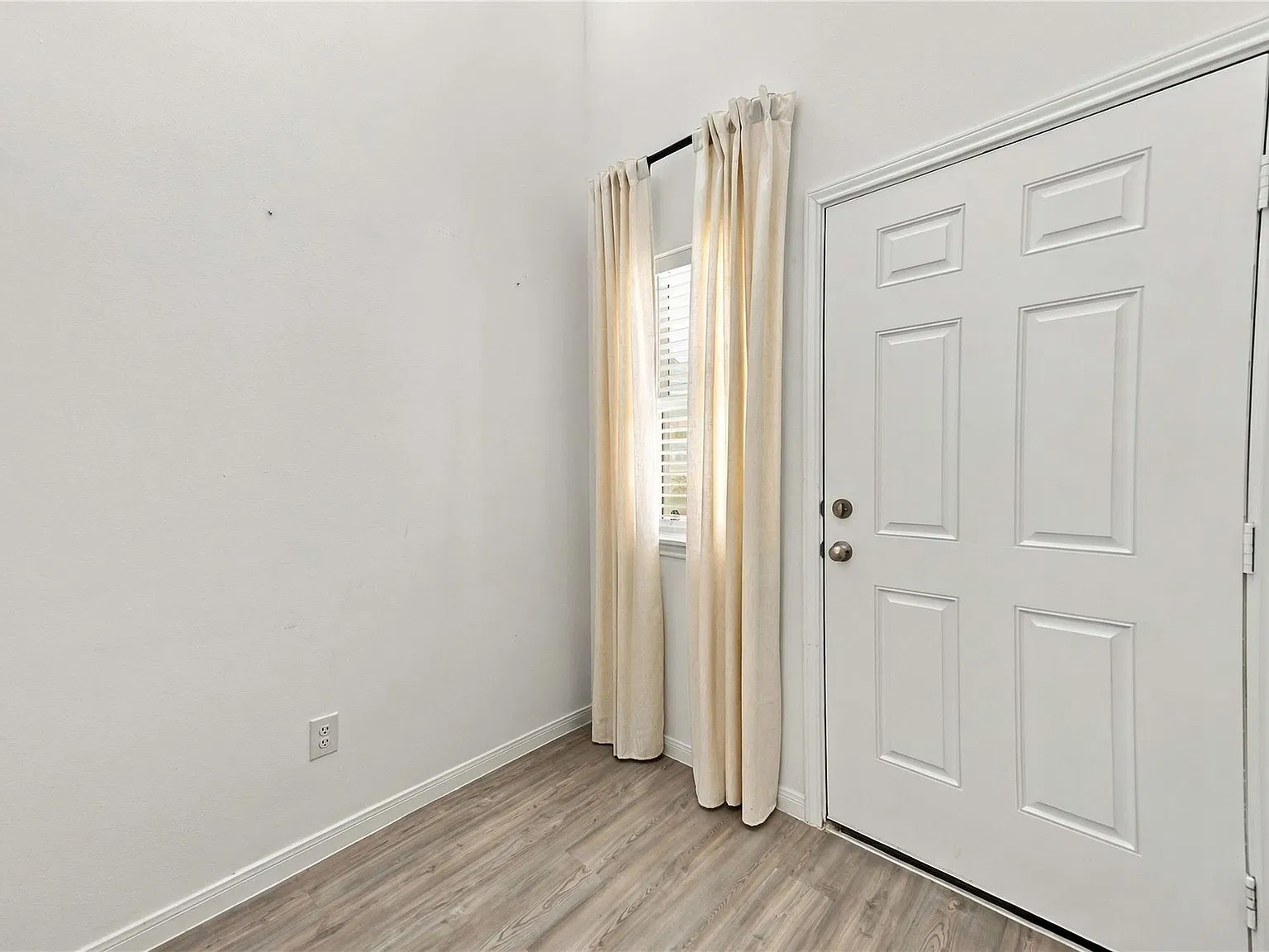 4 bed, 2.5 bath, 2218 sqft, $2,199 — Photo 4