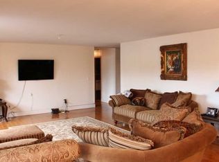 12 Bond St #25, Great Neck, NY 11021