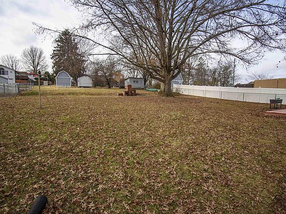 4th image of 75 Cherry Ln
