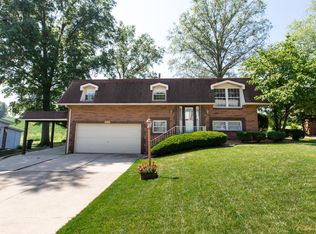 120 Lake Forest Dr, Belleville, IL