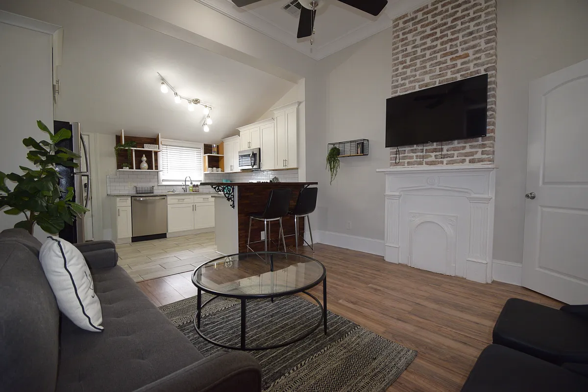 Building Photo - 803 Belleville St #B
