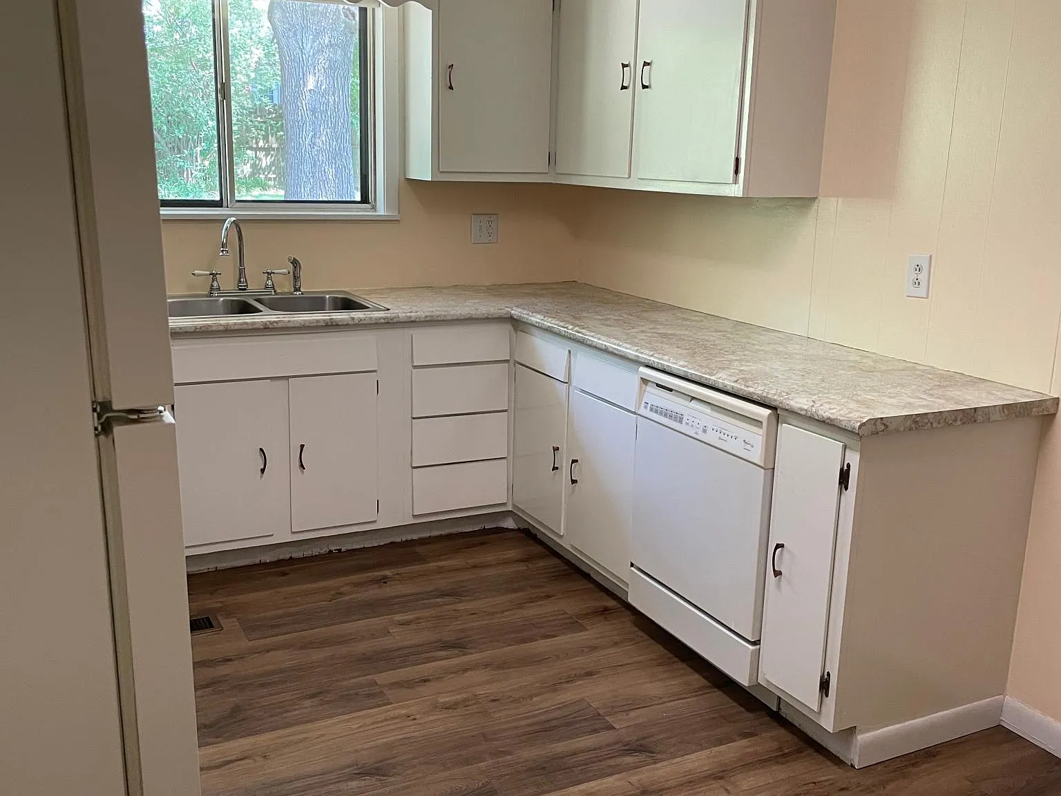 1824 Crestview St — Photo 3