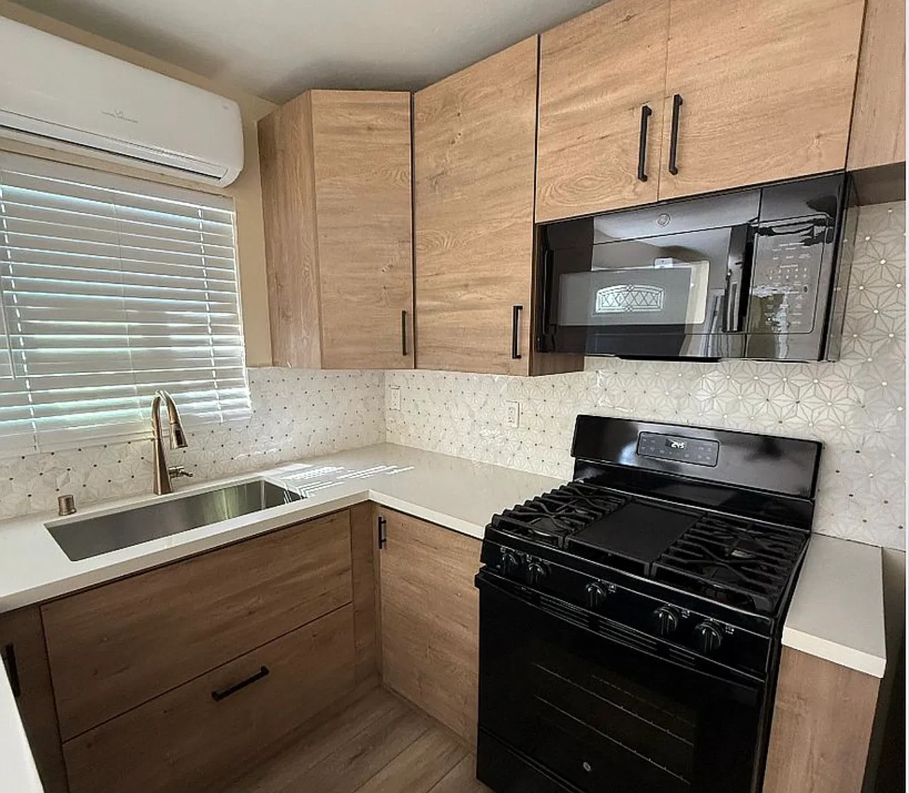 4 bed, 1200 sqft, $6,000 — Photo 2