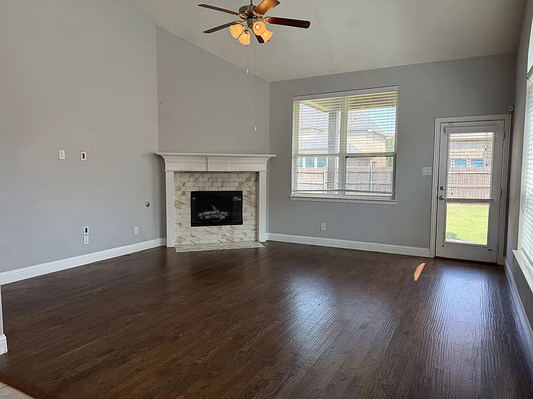 2417 Kingsgate Dr — Photo 10