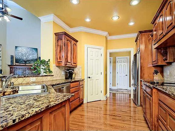 3rd image of 203 NW Yukon Trail St