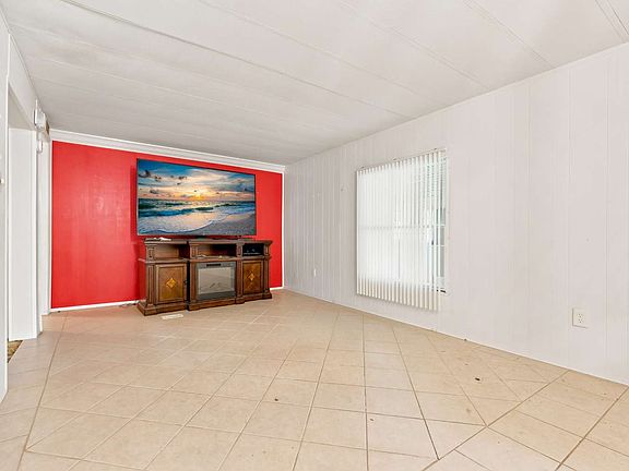 4th image of 121 SW Reginald Pl