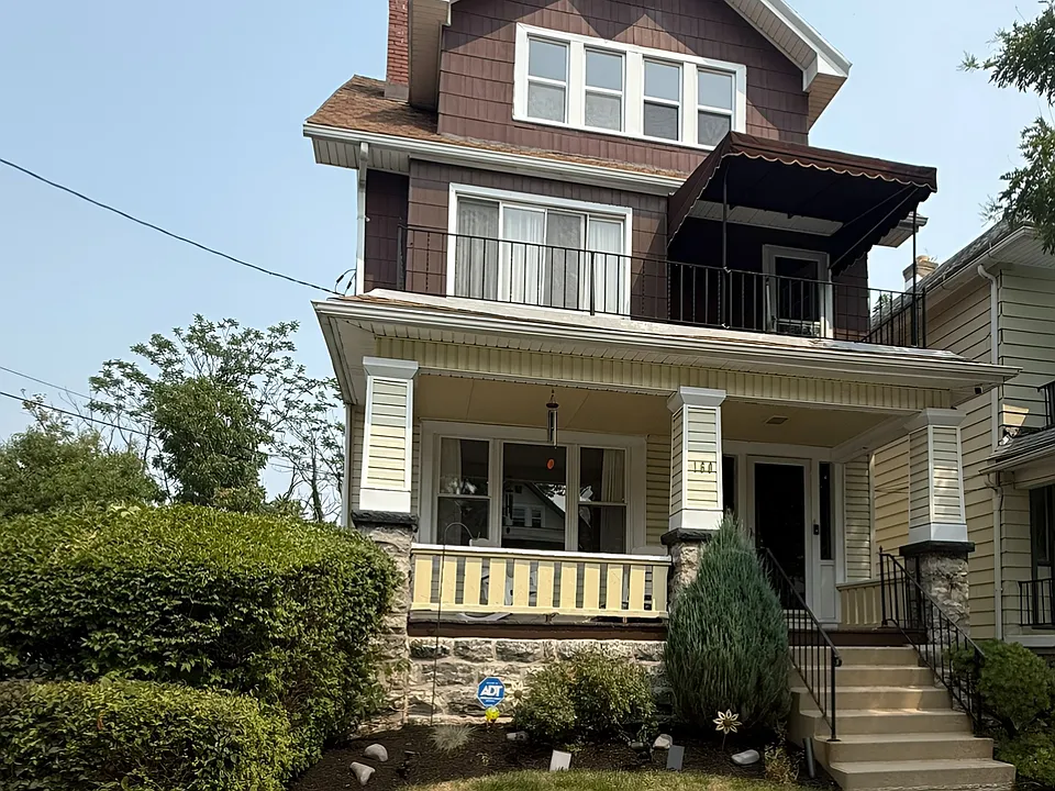 160 Victoria Ave #2