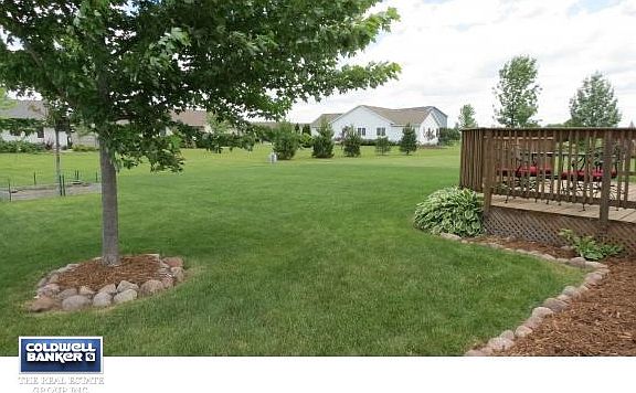 Nice landscaped yard!