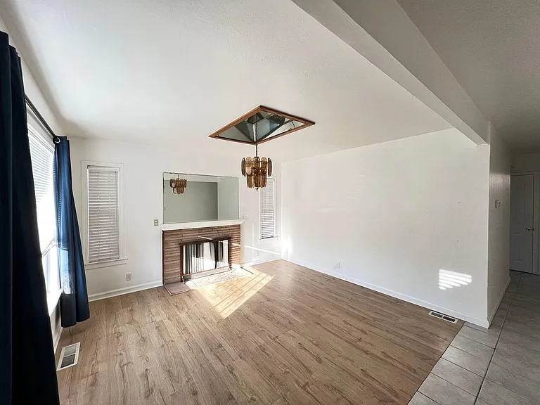1135 Morton Ave — Photo 7