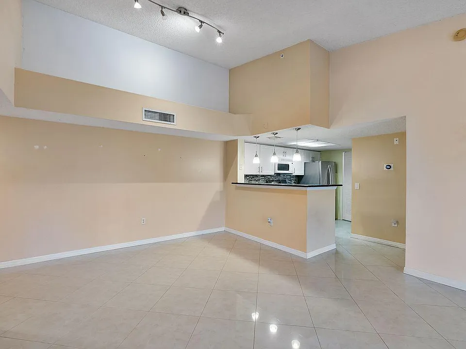 5011 Wiles Rd #303